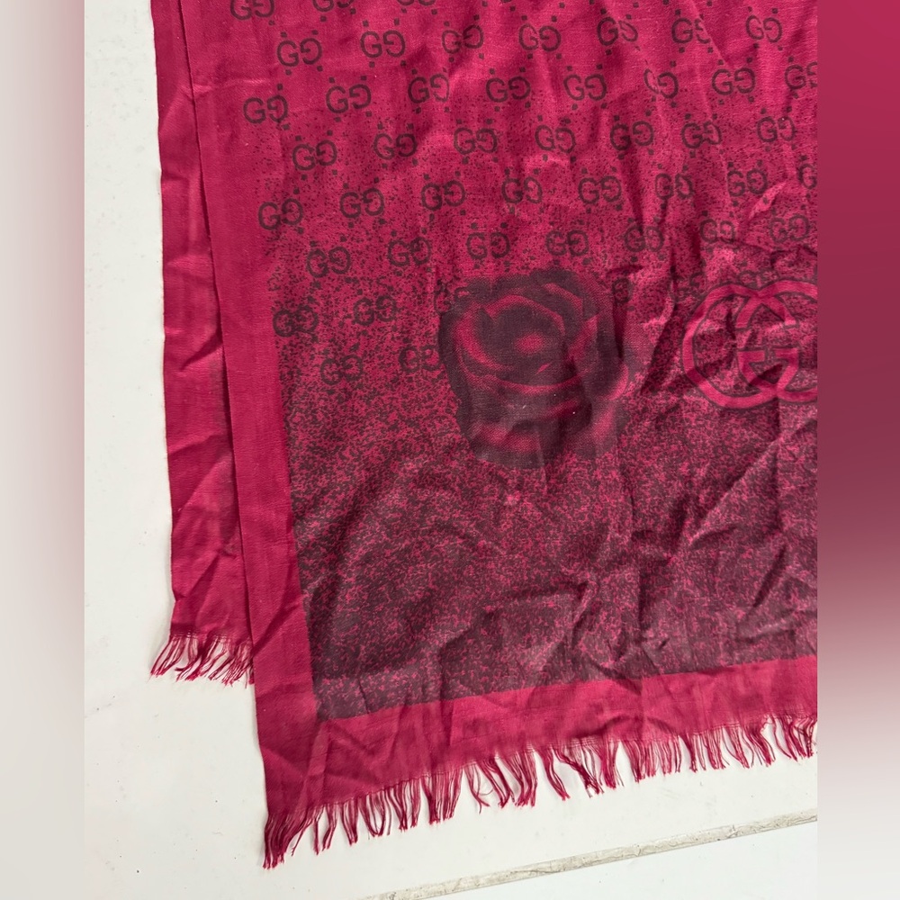 Gucci GG and Roses Elegant Red Patterned Scarf - Picture 3 of 6